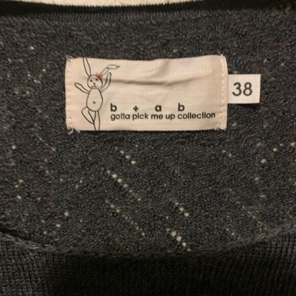 Gray scoop neck lightweight sweater with lace crochet detail - Picture 4 of 4